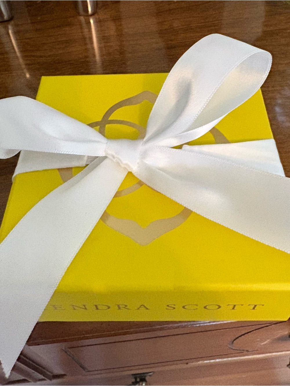 Kendra Scott Brushed gold leaf earrings. Luca- Includes gift box! NIB - Picture 9 of 11